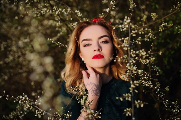 Quali sono i migliori consigli per valorizzare una figura alta e magra con una jumpsuit da sera?